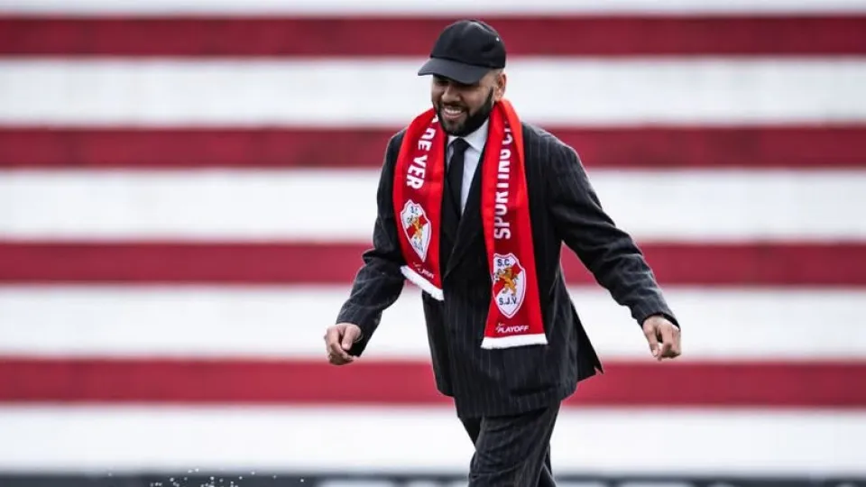 Após comprar clube, Dani Alves pondera retornar aos gramados em Portugal