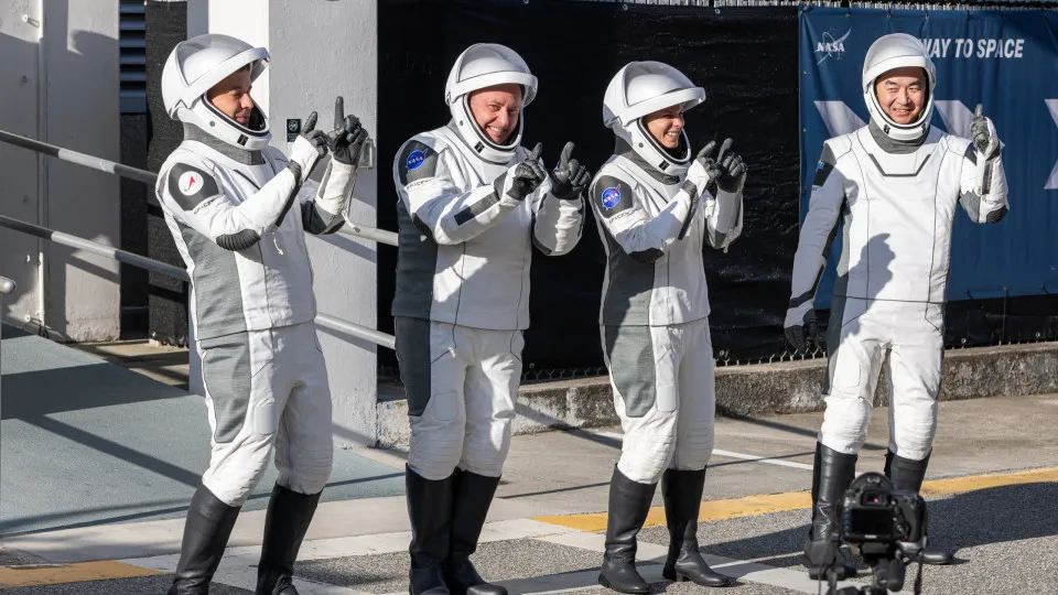 Astronautas iniciam retorno à Terra após problema médico