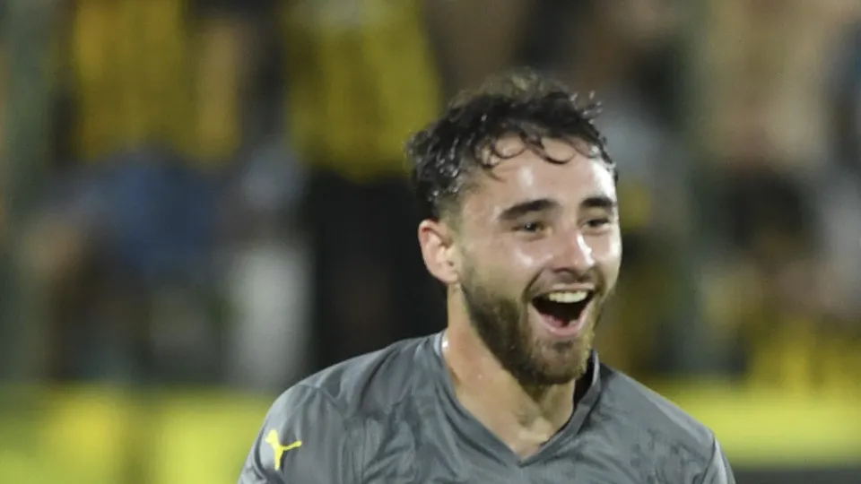 Corinthians encaminha a contratação do lateral Pedro Milans, ex-Peñarol