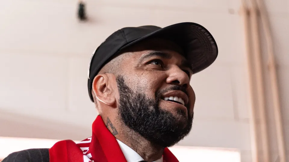 Dani Alves demite treinador 15 dias após comprar clube português