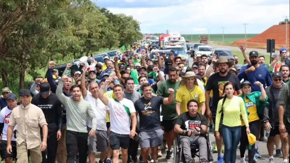 Direita cita Bíblia para responder a esquerda sobre raio em ato de Nikolas