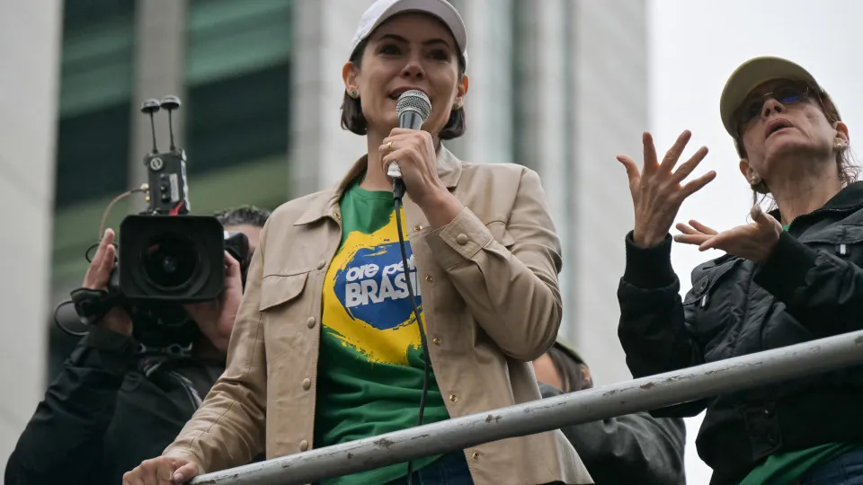 Filhos de Bolsonaro se distanciam de Michelle em disputa por sucessão