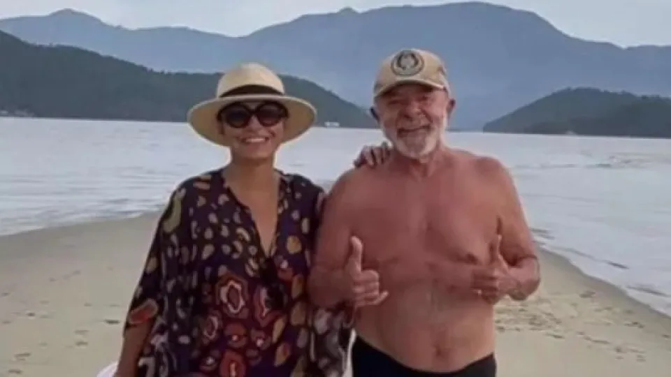 Lula posta foto com Janja na praia e detalhe chama à atenção; veja