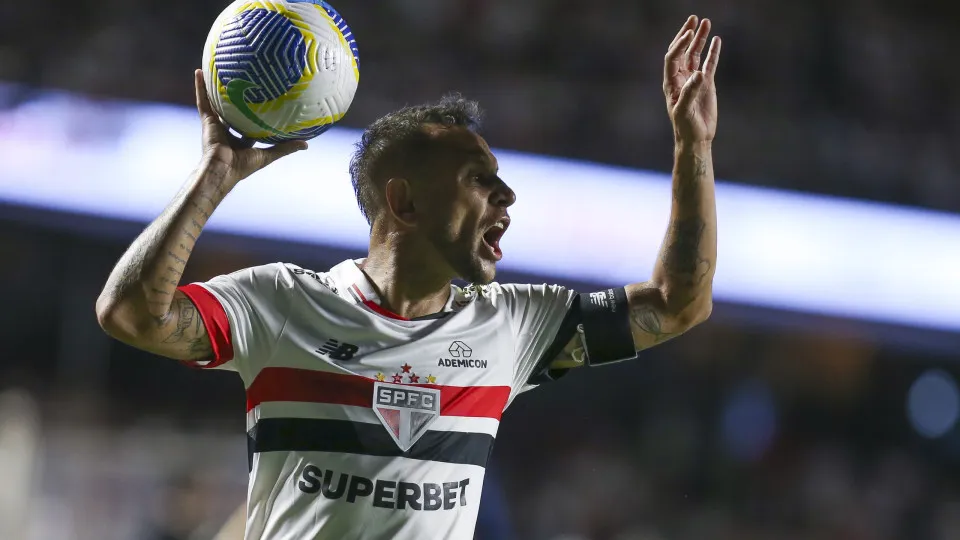 Proposta do São Paulo mexe com Rafinha e faz ex-capitão recalcular carreira