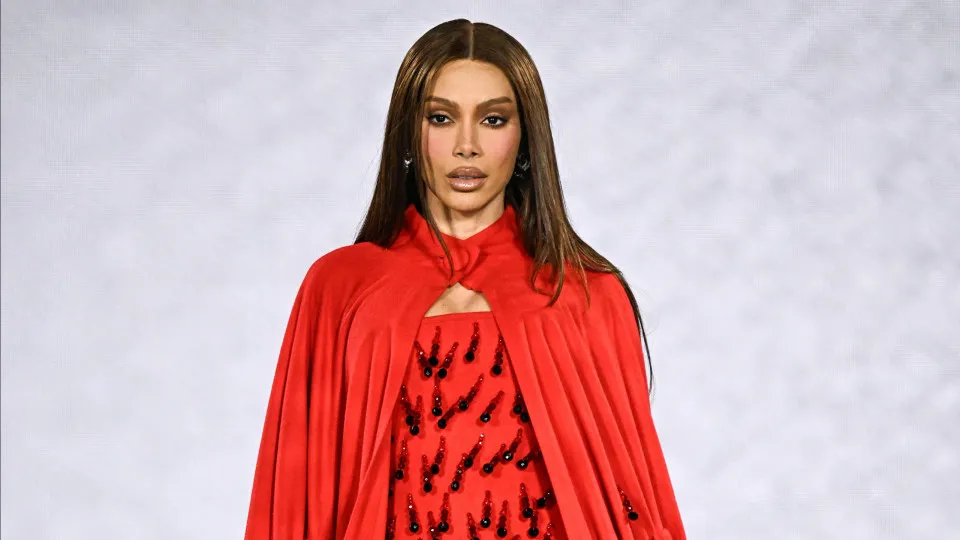 ‘Você vai se arrepender’, ameaça Anitta após relatos de furtos nos Ensaio do Rio