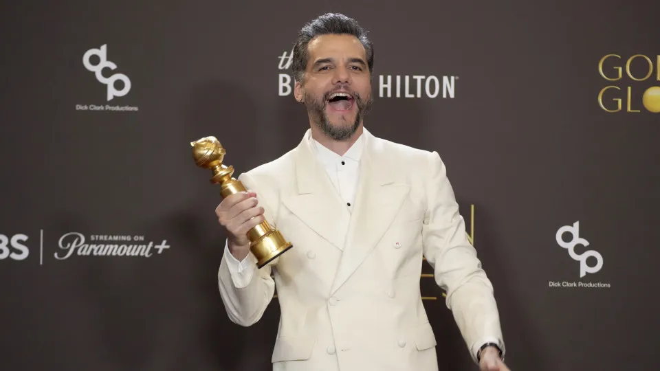 Wagner Moura samba após vitórias no Globo de Ouro; veja