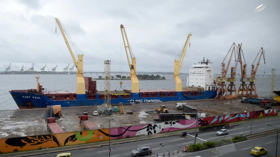 Governo Lula arrecada R$ 60 mil com leilões de três terminais portuários